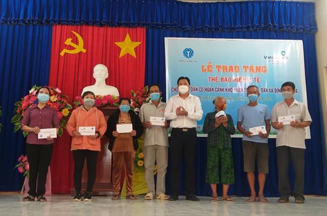 Vietcombank Bạc Liêu tặng hơn 100 thẻ bảo hiểm y tế  cho hộ nghèo trên địa bàn tỉnh