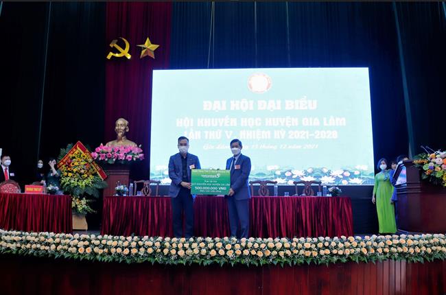 Vietcombank tặng 500 triệu đồng hỗ trợ công tác  khuyến học của huyện Gia Lâm, thành phố Hà Nội
