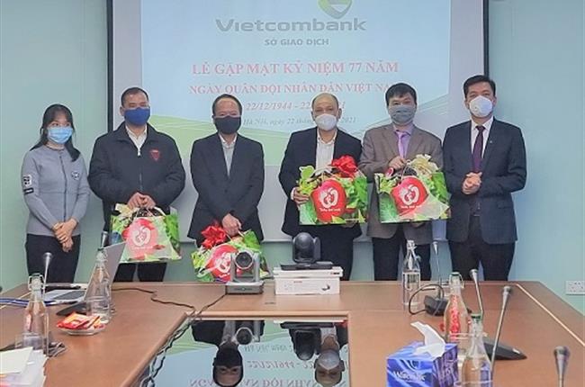 Vietcombank Sở giao dịch gặp mặt cán bộ là cựu chiến binh nhân ngày thành lập Quân đội nhân dân Việt Nam