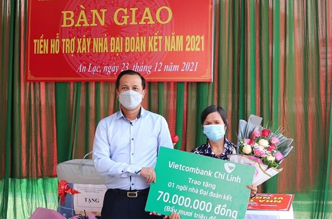 Vietcombank Chí Linh trao tặng 2 nhà đại đoàn kết cho hộ nghèo   