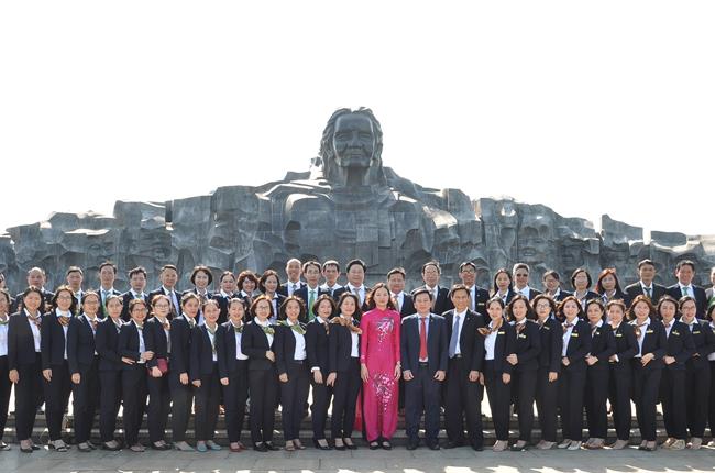 Đảng bộ Vietcombank Quảng Nam dâng hương tại tượng đài Mẹ Việt Nam Anh hùng