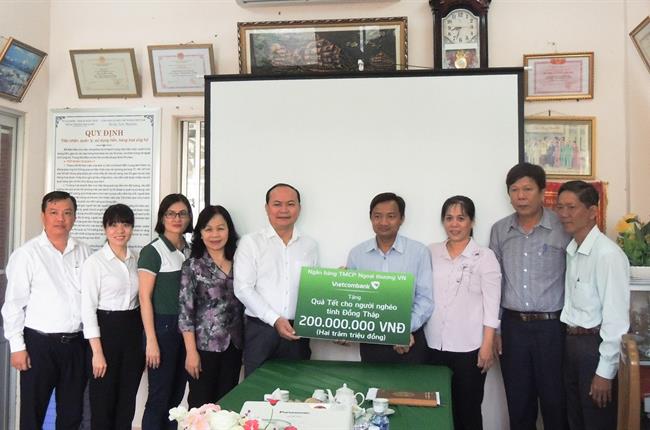 Vietcombank trao quà tết cho các hộ nghèo có hoàn cảnh khó khăn tại tỉnh Đồng Tháp