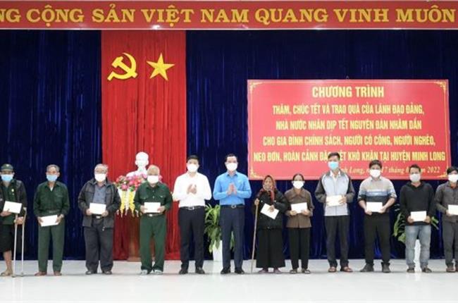Lãnh đạo Vietcombank tham gia đoàn công tác của Thường trực Ban Bí thư Võ Văn Thưởng thăm và tặng quà Tết tại huyện Minh Long, tỉnh Quảng Ngãi
