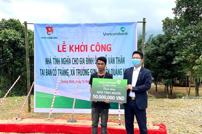 Đoàn cơ sở Vietcombank Quảng Bình tổ chức phiên chợ 0 đồng và khởi công nhà tình nghĩa cho hộ nghèo