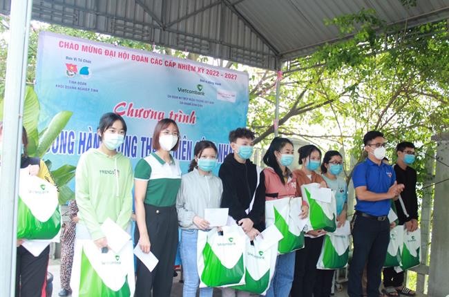 Vietcombank Bình Định đồng hành cùng thanh niên công nhân vui đón tết Nhâm Dần 2022