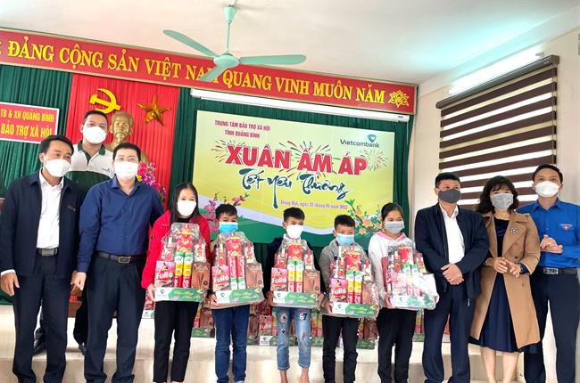 Vietcombank Quảng Bình trao quà tại trung tâm bảo trợ xã hội tỉnh và xí nghiệp may Hà Quảng