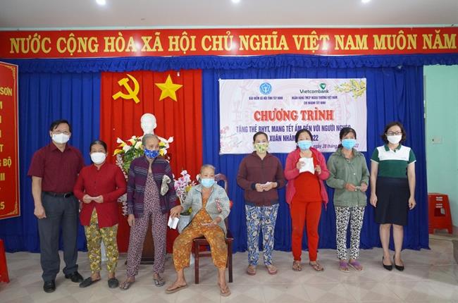 Vietcombank Tây Ninh phối hợp Bảo hiểm xã hội tỉnh Tây Ninh trao 300 thẻ Bảo hiểm y tế cho người nghèo