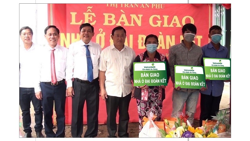 Vietcombank xây dựng 11 nhà đại đoàn kết cho hộ nghèo tại tỉnh An Giang