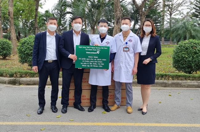 Vietcombank Hoàn Kiếm tặng quà Tết cho bệnh nhân tại bệnh viện K Tân Triều và bệnh nhi tại bệnh viện Bạch Mai 