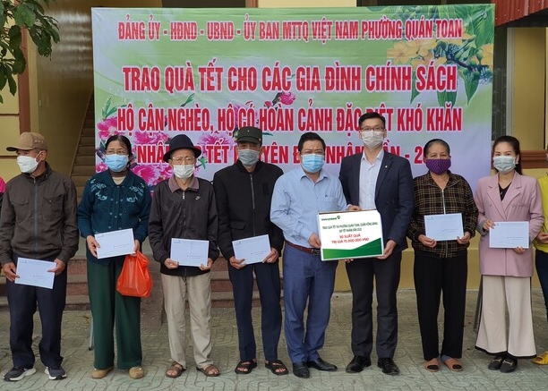 Vietcombank Hải Phòng thăm, chúc Tết Mẹ Việt Nam Anh hùng và trao 200 suất quà Tết cho các gia đình có hoàn cảnh khó khăn