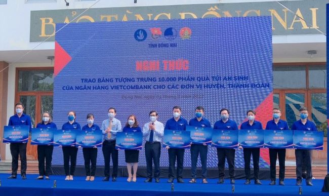 Vietcombank Đồng Nai trao 10.000 túi an sinh trị giá 2,5 tỷ đồng nhân dịp tháng Thanh niên 2022