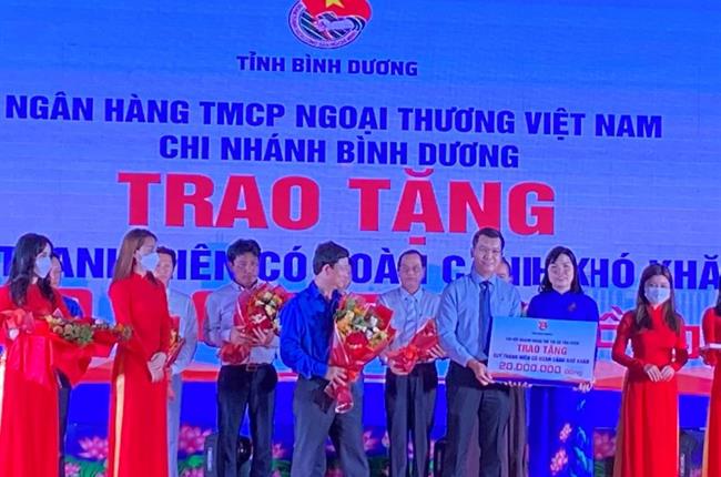 Đoàn cơ sở Vietcombank Bình Dương ủng hộ Quỹ hỗ trợ thanh niên có hoàn cảnh khó khăn  