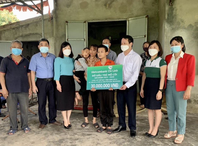 Chi đoàn cơ sở Vietcombank Chí Linh nhận nuôi dưỡng trẻ mồ côi  