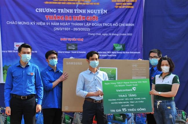 Vietcombank Thanh Xuân trao quà cho học sinh Trường PTDT Bán trú Tiểu học Trung Trải, Nậm Nhùn, Lai Châu 