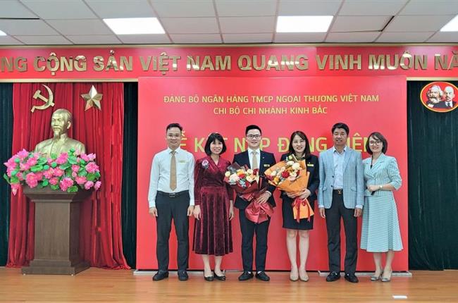 Chi bộ Vietcombank Kinh Bắc tổ chức kết nạp Đảng viên mới