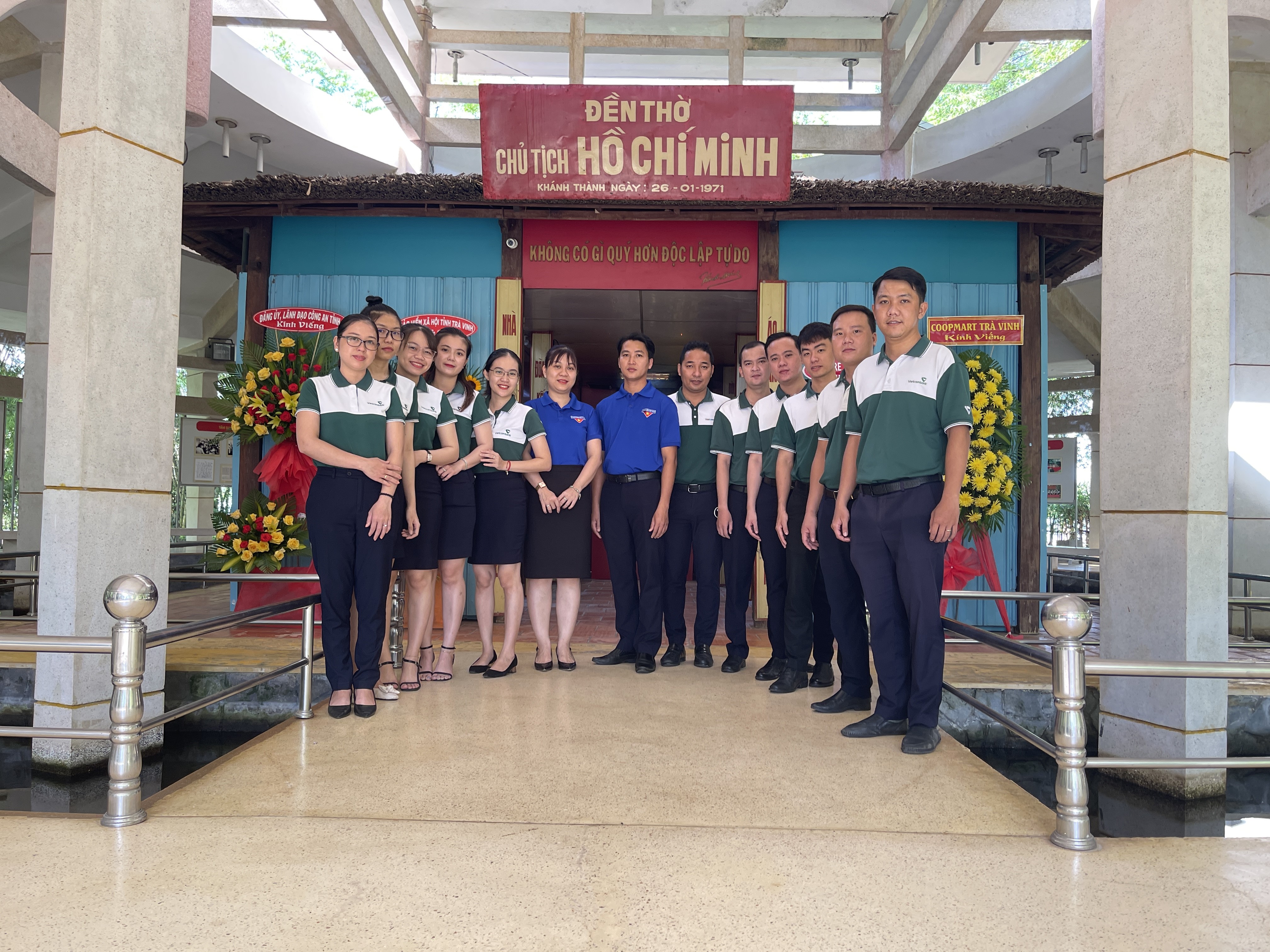 Vietcombank Trà Vinh dâng hương tại đền thờ Chủ tịch Hồ Chí Minh
