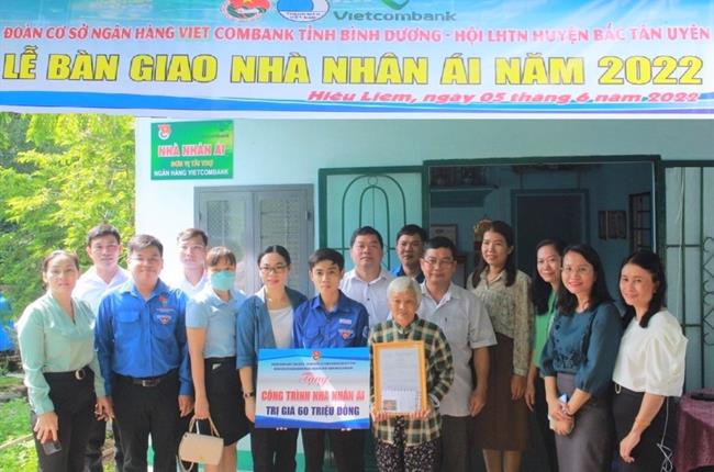 Đoàn cơ sở Vietcombank Bình Dương trao tặng nhà nhân ái trên địa bàn huyện Bắc Tân Uyên