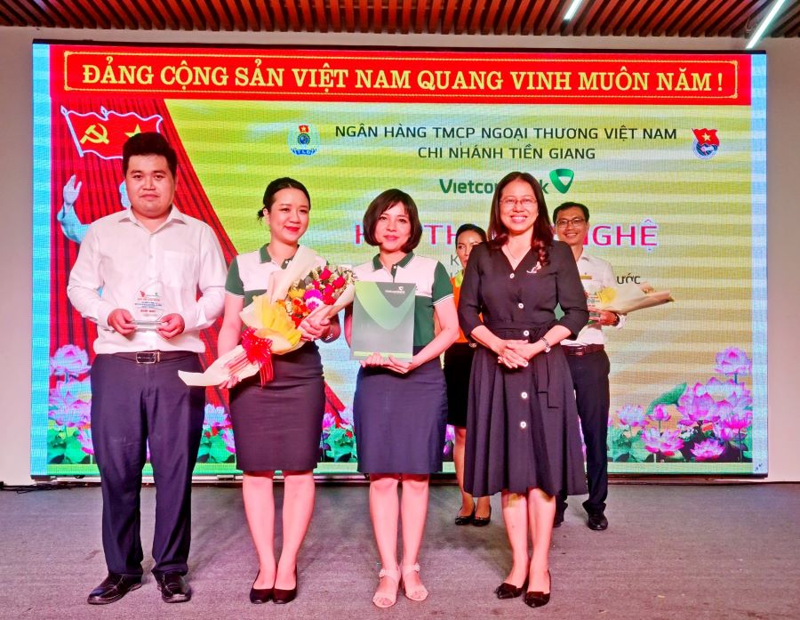 Vietcombank Tiền Giang tổ chức Hội thi văn nghệ kỷ niệm 111 năm ngày Bác Hồ ra đi tìm đường cứu nước