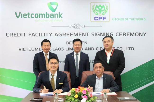 Vietcombank Lào ký kết hợp đồng tín dụng tài trợ vốn kinh doanh với Công ty CP Lào