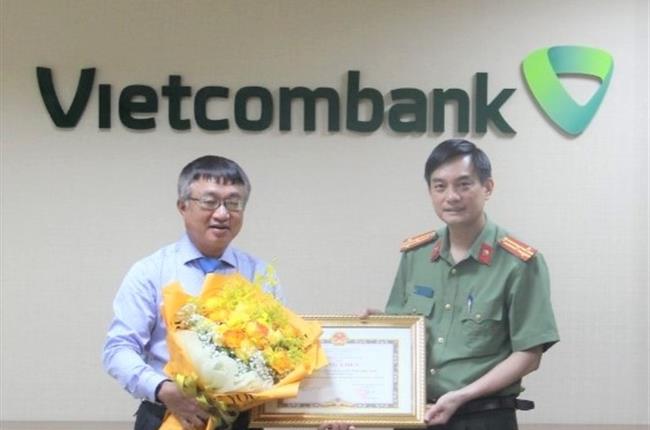 Vietcombank Bắc Giang vinh dự nhận Bằng khen của Chủ tịch UBND tỉnh Bắc Giang