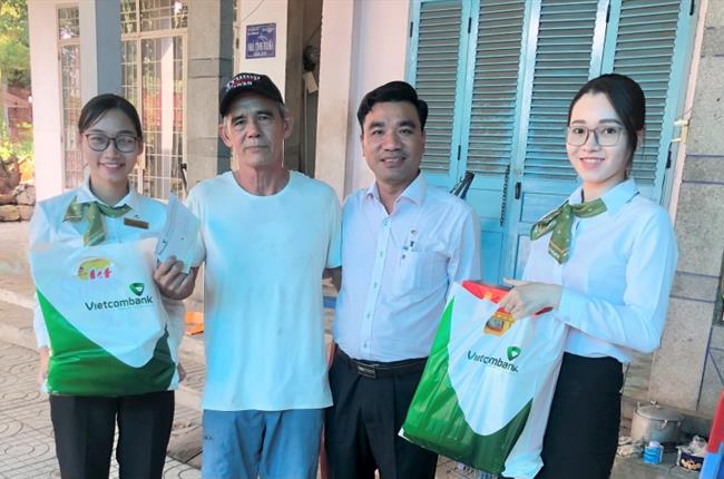 Vietcombank Bình Dương thăm và tặng quà Mẹ Việt Nam Anh hùng