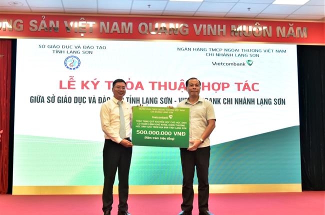 Vietcombank Lạng Sơn ký kết thỏa thuận hợp tác với Sở Giáo dục và Đào tạo tỉnh Lạng Sơn