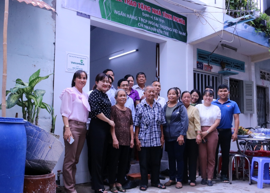 Vietcombank Bến Tre trao tặng nhà tình nghĩa cho gia đình chính sách gặp khó khăn