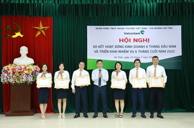 Vietcombank Hà Tĩnh sơ kết hoạt động 6 tháng đầu năm và triển khai nhiệm vụ 6 tháng cuối năm 2022
