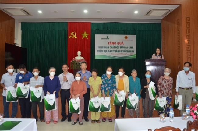 Công đoàn cơ sở Vietcombank Quảng Nam tặng quà cho các nạn nhân chất độc màu da cam tại địa phương
