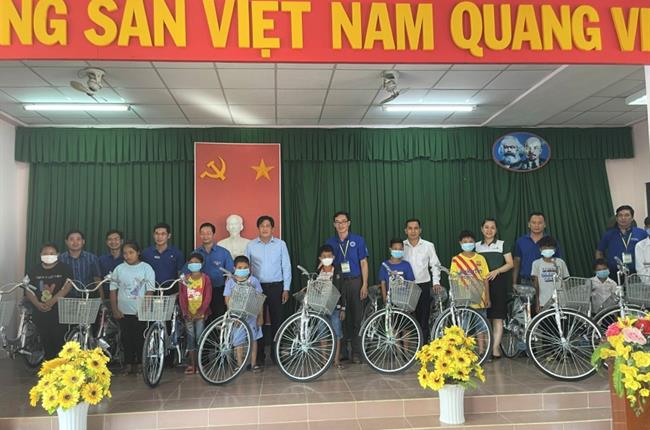 Vietcombank Trà Vinh trao học bổng và tặng xe đạp cho học sinh nghèo trên địa bàn tỉnh
