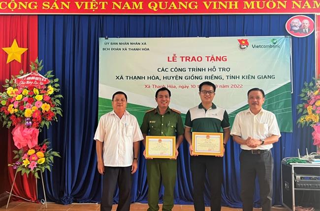 Đoàn thanh niên Vietcombank Hồ Chí Minh trao tặng công trình ASXH tại tỉnh Kiên Giang