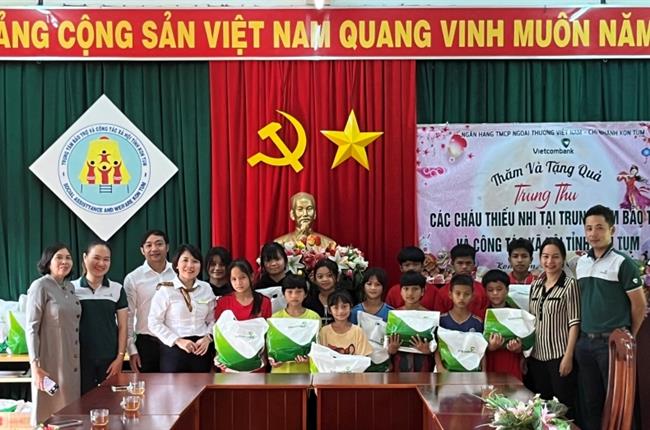 Vietcombank Kon Tum tặng quà trung thu cho trẻ em có hoàn cảnh đặc biệt khó khăn