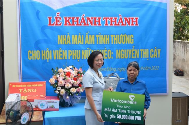 Vietcombank Hải Dương trao tặng 2 ngôi nhà “Mái ấm tình thương” trị giá 100 triệu đồng