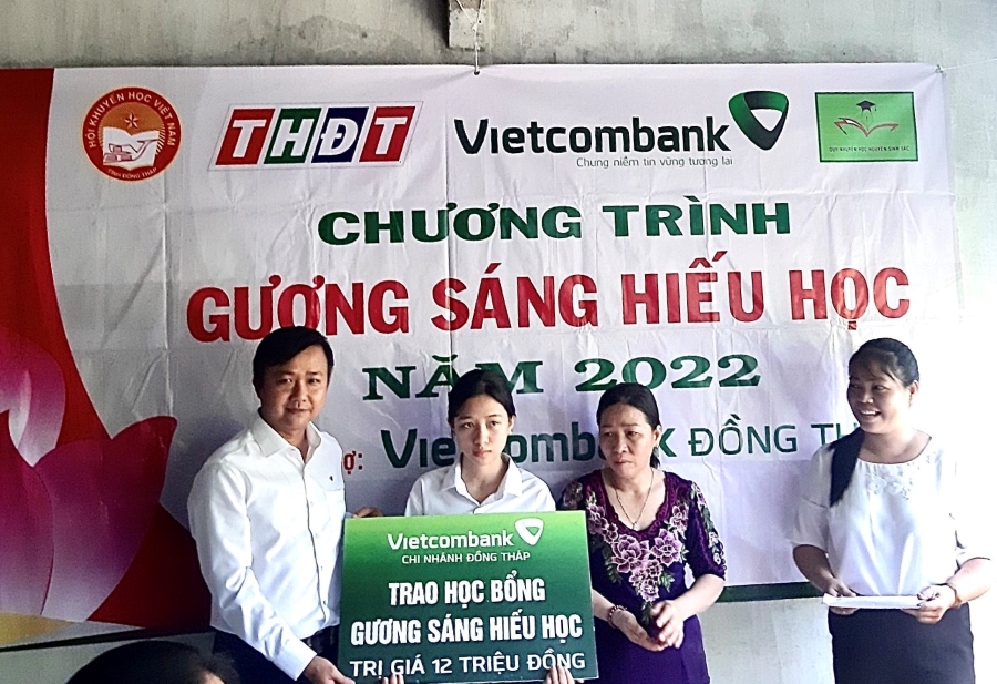 Vietcombank Đồng Tháp trao học bổng gương sáng hiếu học