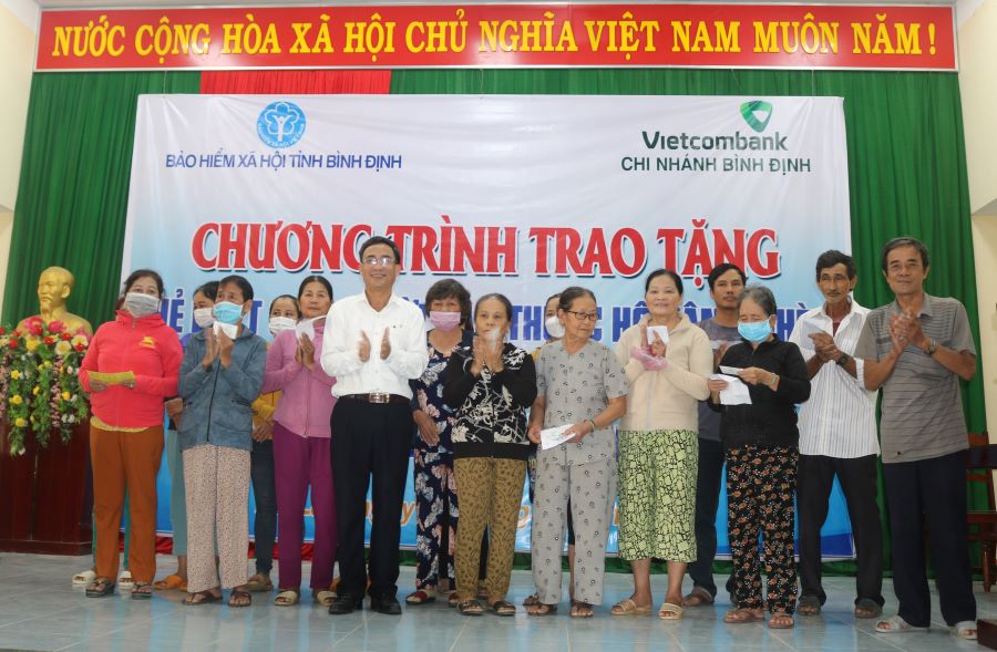 Vietcombank Bình Định phối hợp Bảo hiểm xã hội tỉnh Bình Định tặng thẻ BHYT cho các hộ cận nghèo
