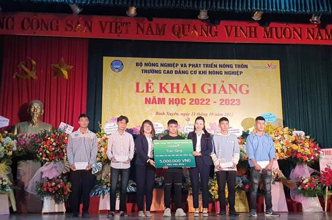 Vietcombank Vĩnh Phúc tài trợ học bổng cho sinh viên trường Cao đẳng Cơ khí nông nghiệp Vĩnh Phúc