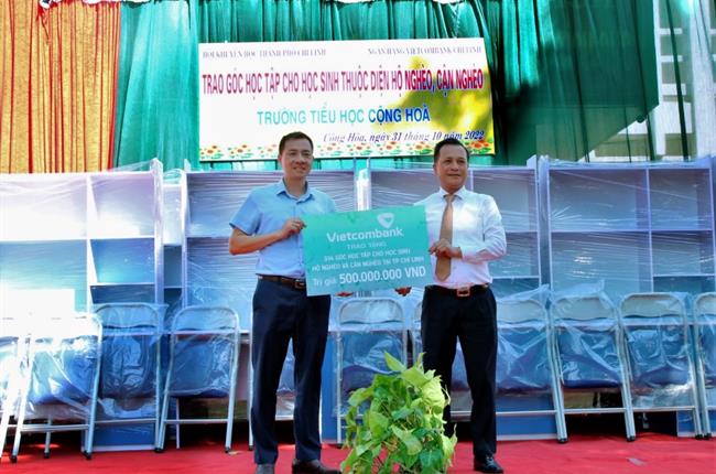 Vietcombank Chí Linh trao tặng 334 góc học tập trị giá 500 triệu đồng cho học sinh có hoàn cảnh khó khăn
