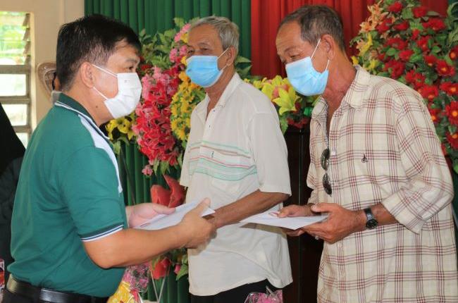 Vietcombank tặng quà Tết cho các hộ gia đình chính sách, hộ nghèo tại tỉnh An Giang