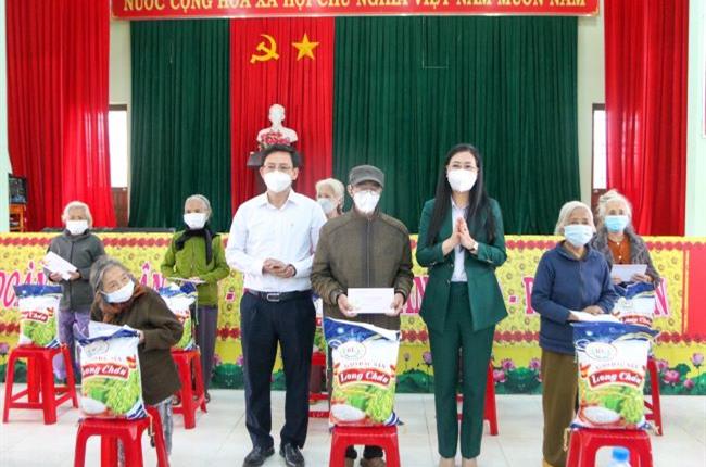 Vietcombank tặng quà Tết cho hộ nghèo tại huyện Sơn Tịnh và phường Trần Phú, TP Quảng Ngãi