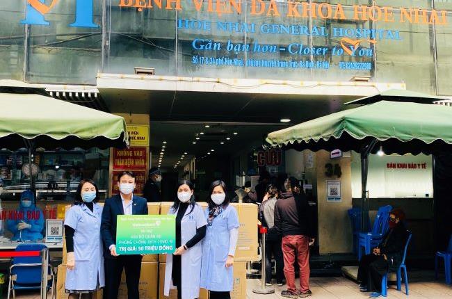 Vietcombank Hưng Yên tặng 400 bộ quần áo bảo hộ phòng dịch cho bệnh viện đa khoa Hòe Nhai