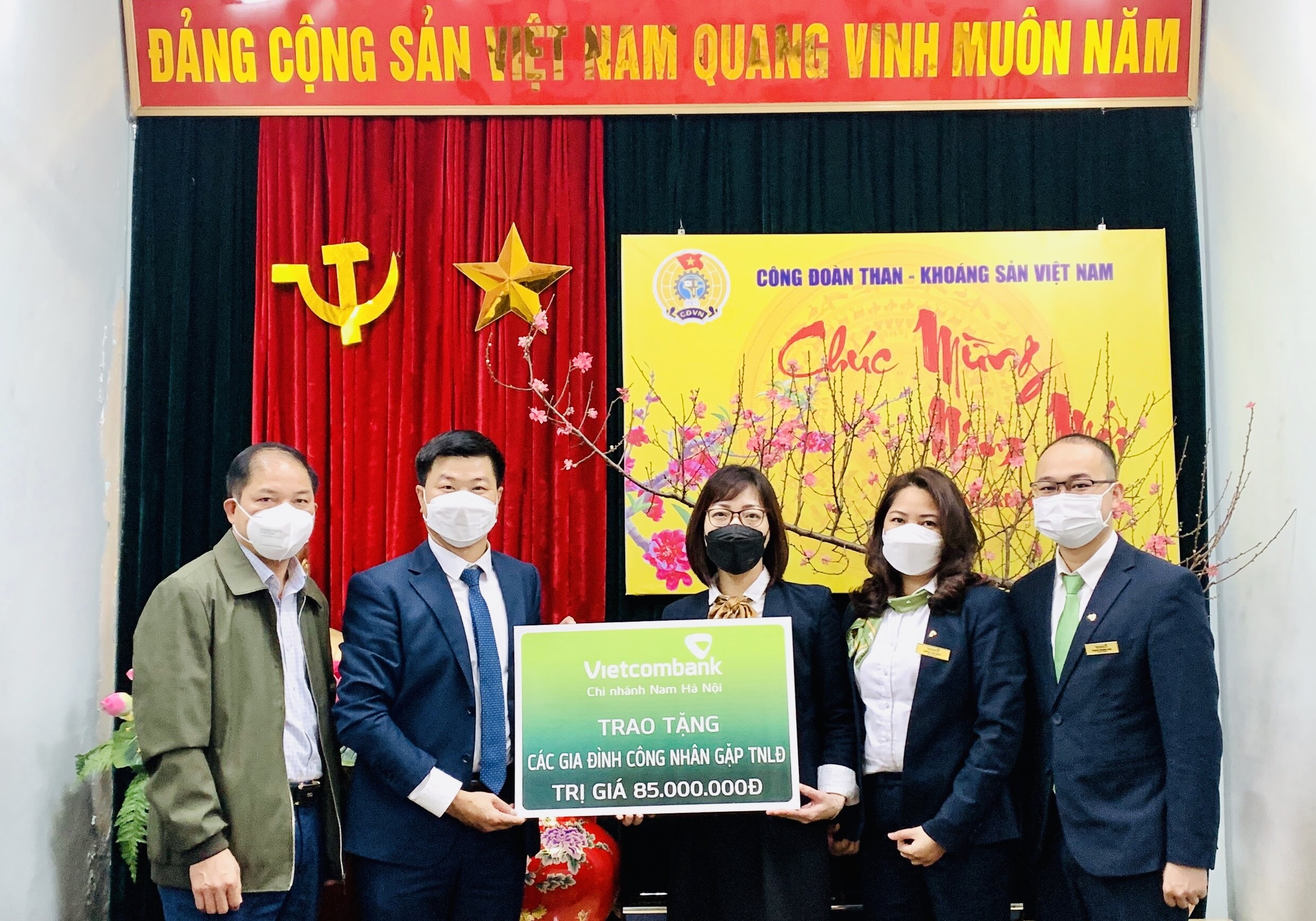 Vietcombank Nam Hà Nội trao quà Tết cho 17 gia đình công nhân
