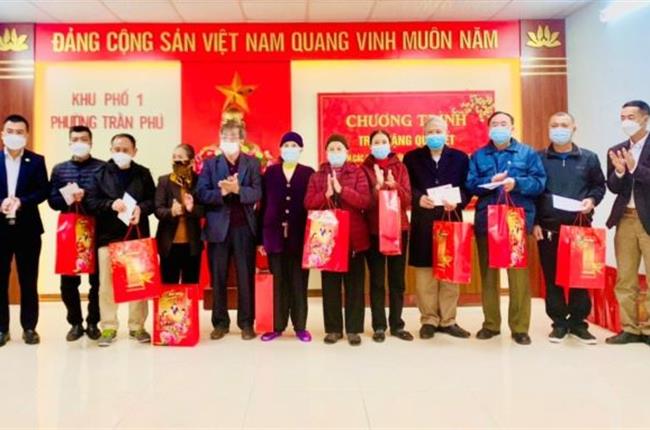 Vietcombank Móng Cái tặng quà Tết cho các gia đình chính sách, khó khăn