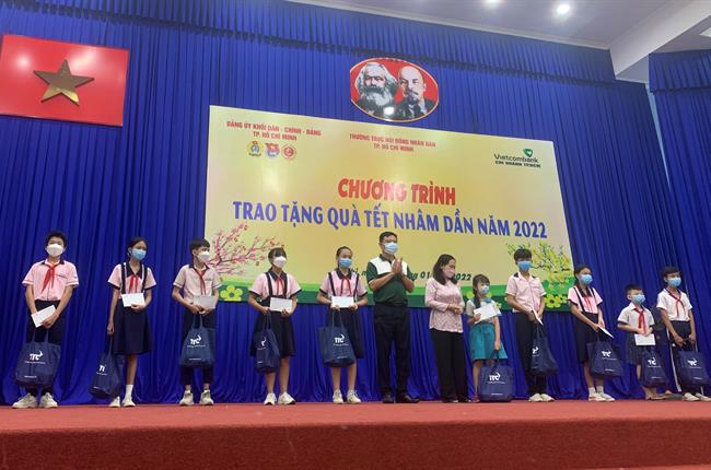 Vietcombank Thành phố Hồ Chí Minh tặng quà Tết cho người già, trẻ em có hoàn cảnh khó khăn 