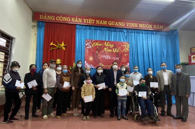 Vietcombank Bắc Giang tặng quà Tết cho gia đình chính sách và người có hoàn cảnh khó khăn