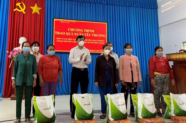 Vietcombank Tiền Giang tặng quà Tết cho hộ nghèo trên địa bàn tỉnh