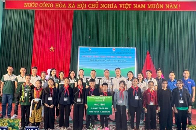 Đoàn TN Vietcombank Thăng Long và Vietcombank Lạng Sơn trao tặng kinh phí phục vụ giáo dục tại Lạng Sơn