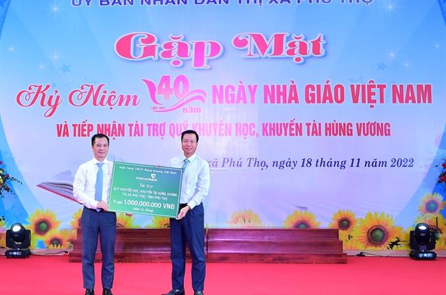 Vietcombank trao tặng 1 tỷ đồng cho Quỹ Khuyến học, khuyến tài Hùng Vương