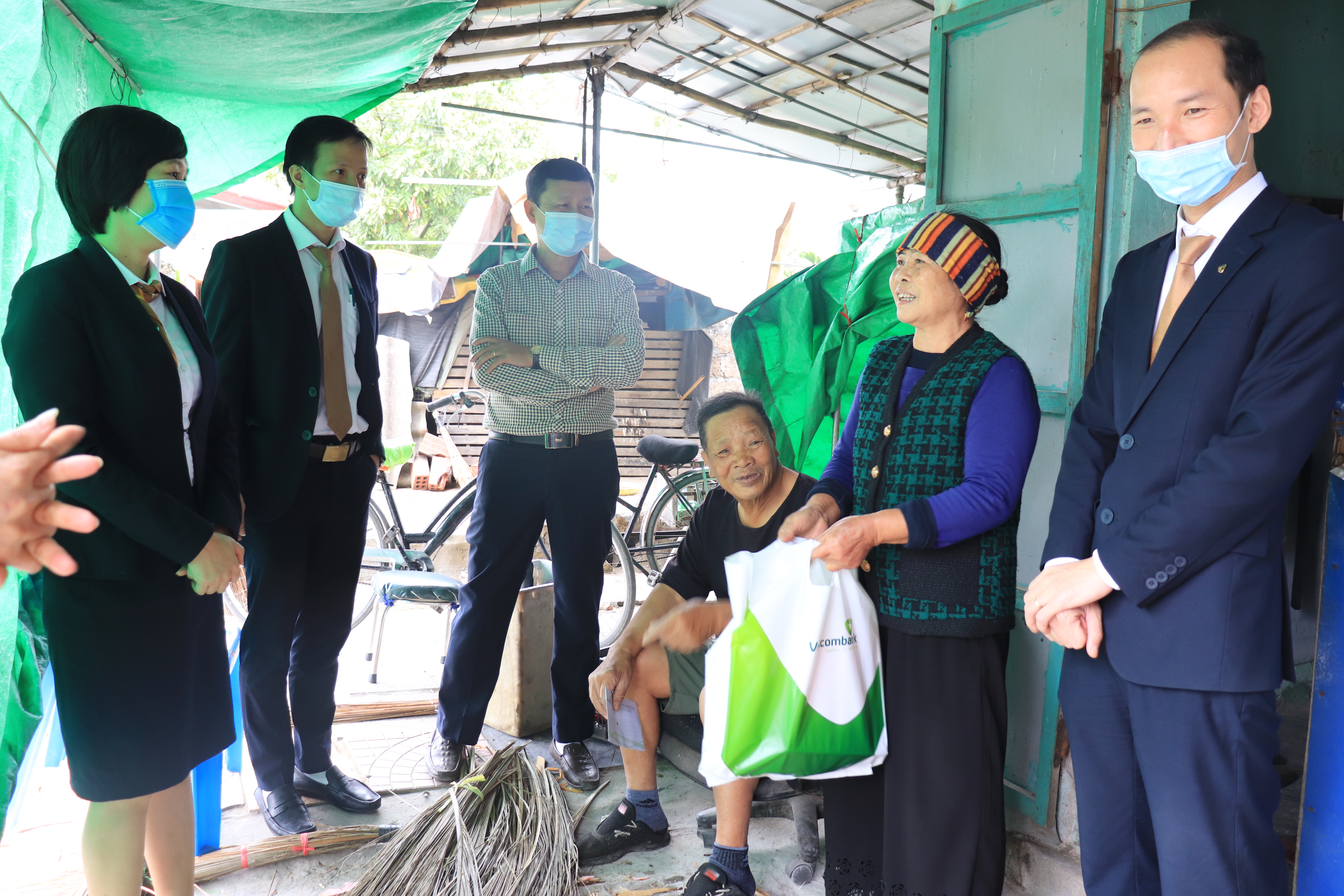 Vietcombank Nam Hải Phòng tặng quà gia đình chính sách, gia đình khó khăn nhân dịp Tết Nhâm Dần 2022