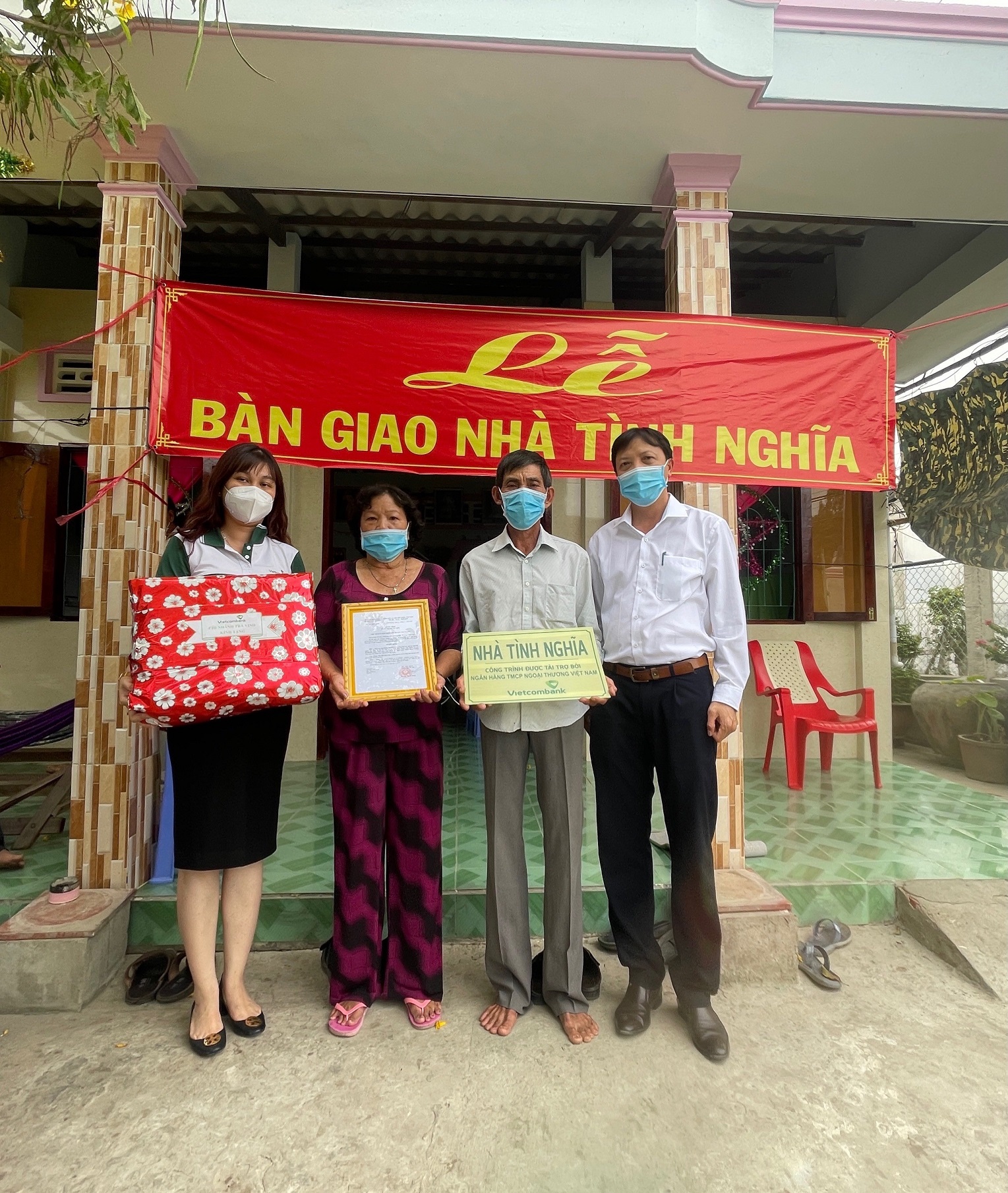 Vietcombank Trà Vinh trao nhà tình nghĩa cho 2 hộ gia đình nghèo