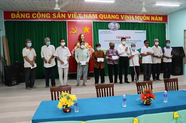 Vietcombank Trà Vinh tặng quà cho các hộ gia đình người dân tộc Khmer trong dịp Tết Chôl Chnăm Thmây